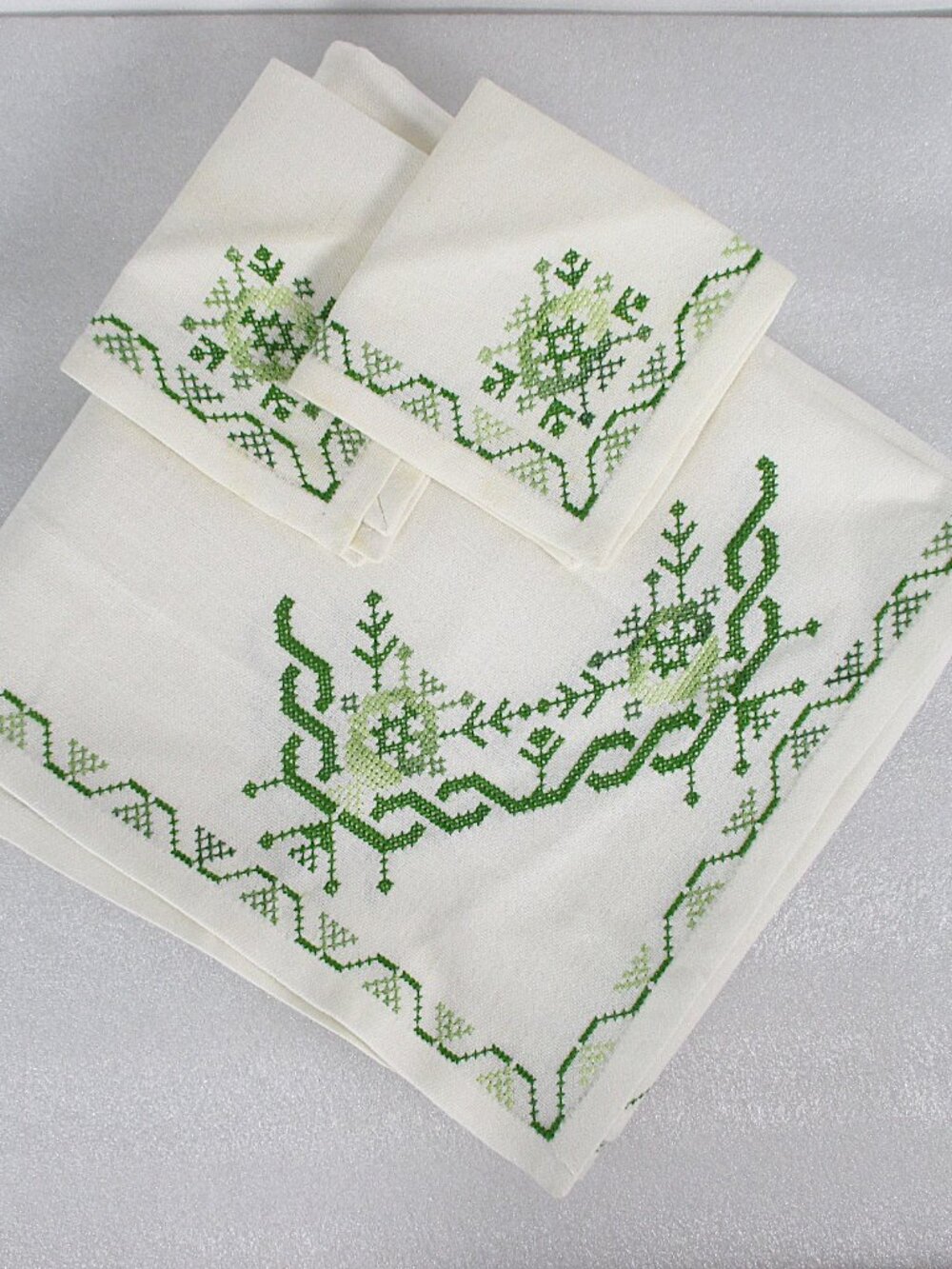 GREEN & WHITE EMBROIDERED TABLECLOTH SET
